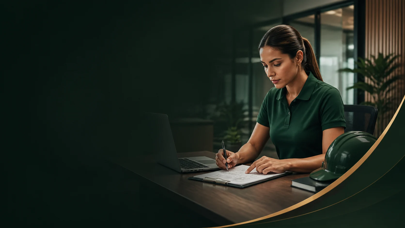 Consultora de saúde e segurança analisando um plano de gestão
